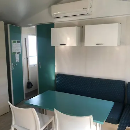 Spacieux Avec Piscine Partagée à Châteauneuf-de-galaure *