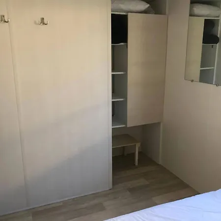 Spacieux Avec Piscine Partagée à Châteauneuf-de-galaure Hébergement de vacances *