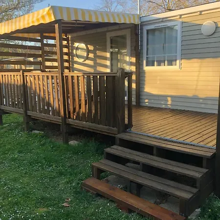 Spacieux Avec Piscine Partagée à Châteauneuf-de-galaure