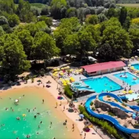 Spacieux Avec Piscine Partagée à Châteauneuf-de-galaure *