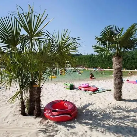 Spacieux Avec Piscine Partagée à Châteauneuf-de-galaure Hébergement de vacances