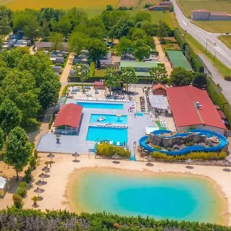 Hébergement de vacances Spacieux Avec Piscine Partagée à Châteauneuf-de-galaure