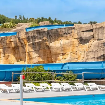 Spacieux Avec Piscine Partagée à Châteauneuf-de-galaure *