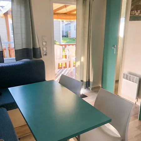 Spacieux Avec Piscine Partagée à Châteauneuf-de-galaure