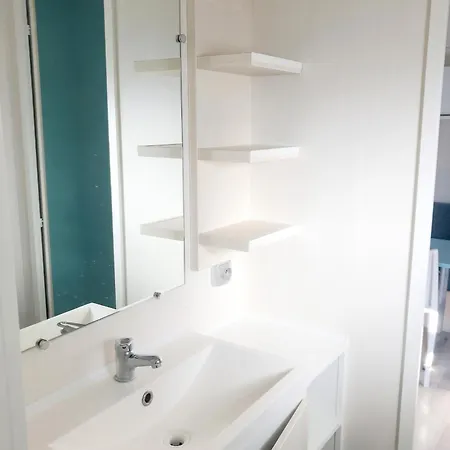 Spacieux Avec Piscine Partagée à Châteauneuf-de-galaure *