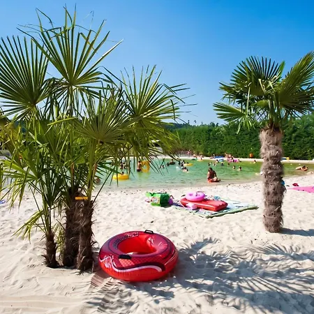 Сasa de vacaciones Spacieux Avec Piscine Partagée à Châteauneuf-de-galaure *